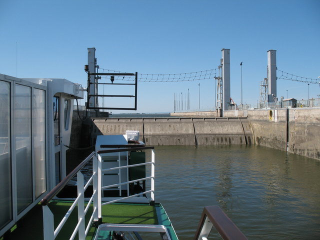 Das Wasser in der Schleuse steigt langsam
