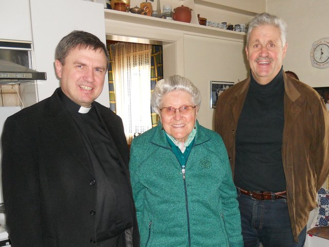 Pfarrer Mag. Georg Gerstmayr und Bürgermeister Ernst Schwaiger gratulierten der 85-jährigen Maria Fischer in Erpfendorf