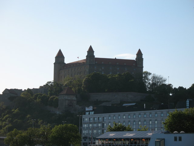 Blick vom Schiff zur Burg
