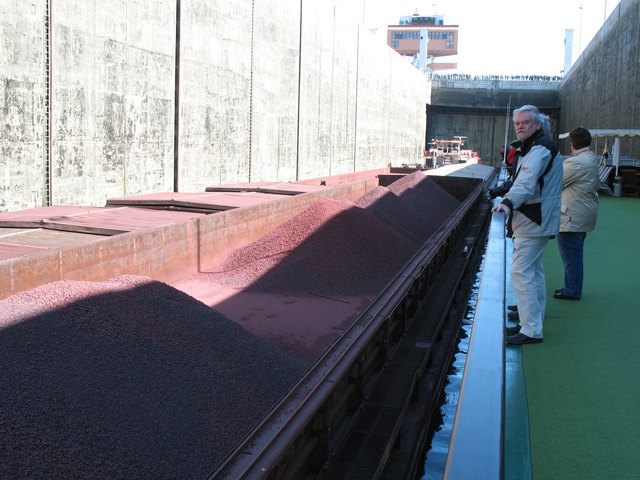 Frachtschiff neben unserem in der Schleuse