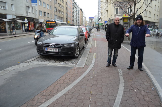 Freihausviertel-Chef Karl Raab und Lokalbesitzer John Szewczuk wollen für mehr Sicherheit am Radweg in den Operngasse sorgen.