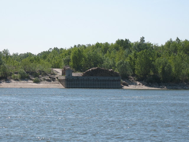 Holzlager neben der Donau