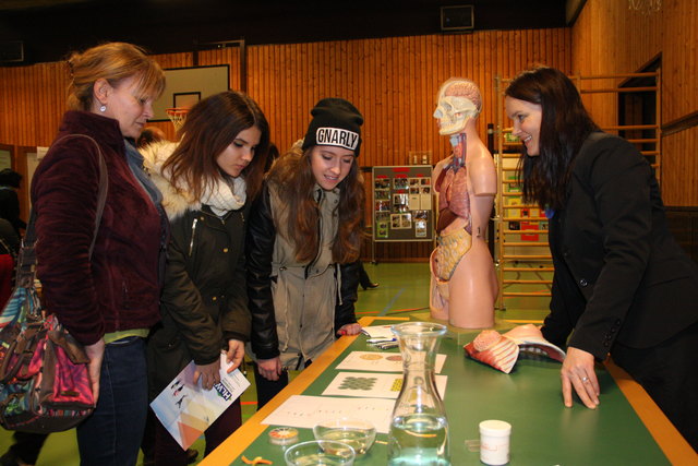 Lehrerin Eveline Maitz (r.) gab den Gästen am naturwissenschaftlichen Stand einen Einblick in die Biologie.