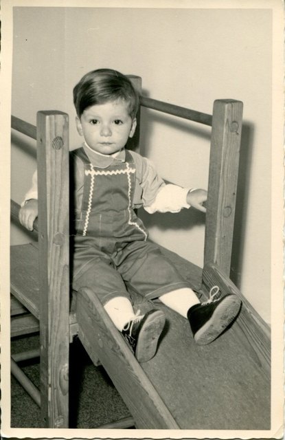 Im Ottakringer Kindergarten: der kleine Christian auf der Rutsche.