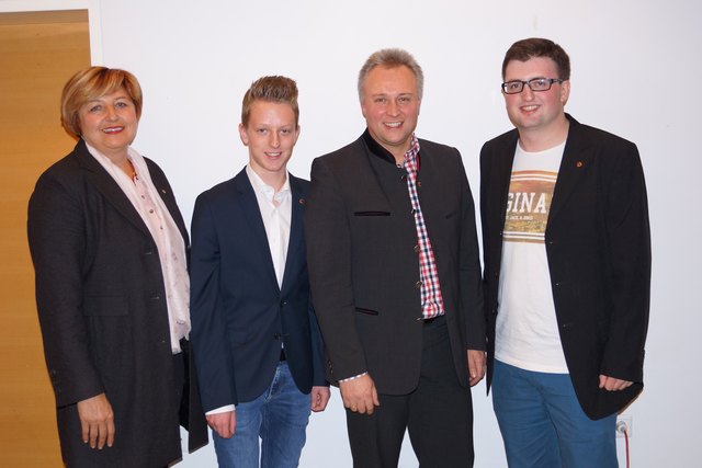 ÖVP Bezirksparteiobmann-Stv. Brigitte Wüster und LA. Stefan Weirather (Mitte) ,gratulierten dem neuen Führungsteam. Bezirksgeschäftsführer Simon Ewerz und Bezirksobmann Daniel Frühwirth (rechts).