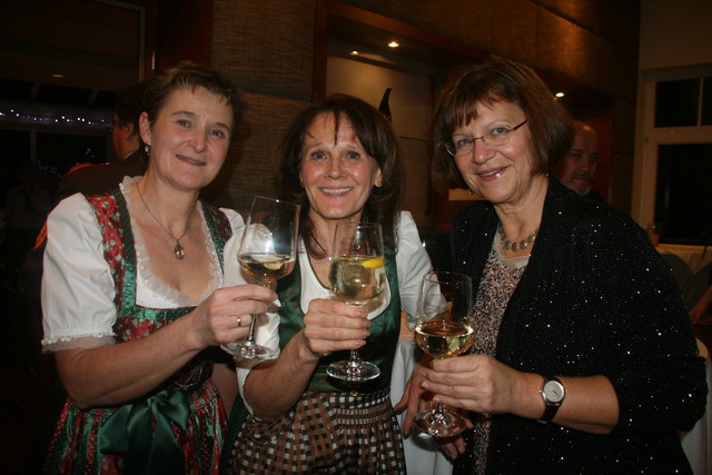 Zum Wohl die Damen: Monika Wieshaider, Elisabeth Seidl und Inge Höfner.