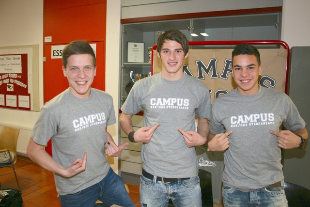 Auf das Campus-Modell der HAK wiesen Florian, Dominik und Lukas (v.l.) die Gäste hin.