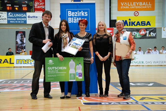 Karate-Vizeweltmeisterin Amila Gojak (2.v.l.) aus Eltendorf durfte sich über die Auszeichnung zur "Sportlerin des Jahres 2013" freuen