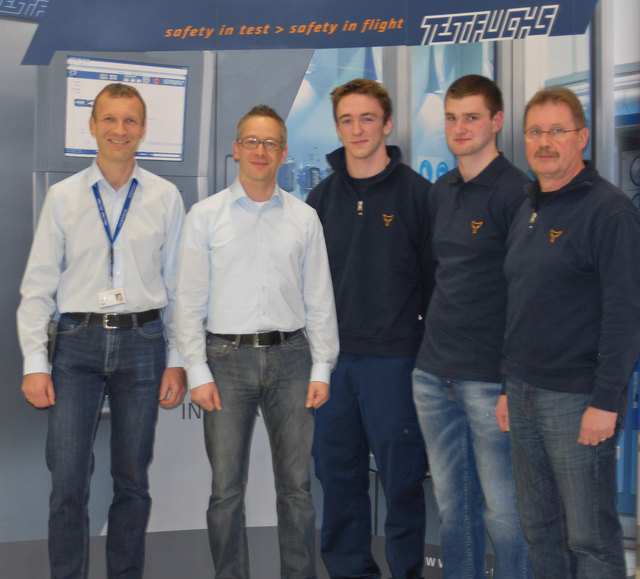 Markus Nagl (Technischer Leiter und Lehrlingsausbildner), Volker Fuchs (Firmeninhaber), Martin Thill und Daniel Eichinger (beide Lehrlinge im 4. Lehrjahr) und Josef Stoppel (Ausbildungskoordinator)