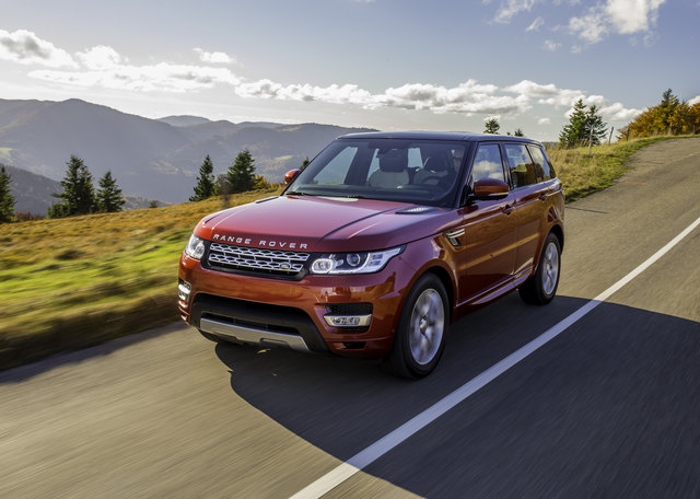 Der 4,85 m lange Range Rover Sport ist mit bis zu 26,5 Zentimetern Bodenfreiheit für schwieriges Gelände gerüstet. | Foto: Land Rover