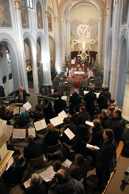 Der Kirchenchor Peter&Paul sowie ein Orchester sorgten für den musikalischen Rahmen der Festmesse.