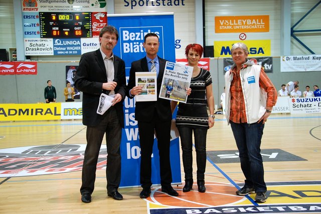 Langstreckenläufer Michael Wagner (LC Tiger Stinatz, 2.v.l.) nahm die Urkunde für den 3. Platz bei der Wahl zum "Sportler des Bezirks" entgegen