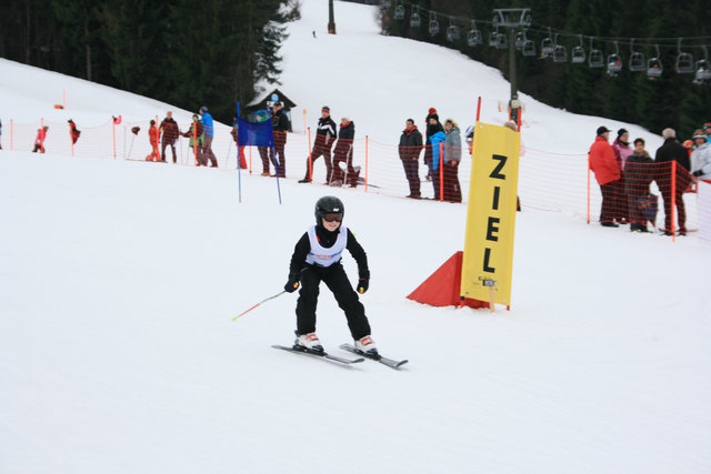Der Ski-Nachwuchs stellte sich dem zweiten Kid's-Cup-Lauf. Viele Zuschauer säumten den Pistenrand.