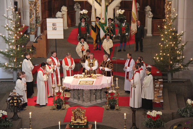 Bischof Manfred Scheuer mit Dekan Peter Scheiring und den Priestern des Dekanates Telfs.