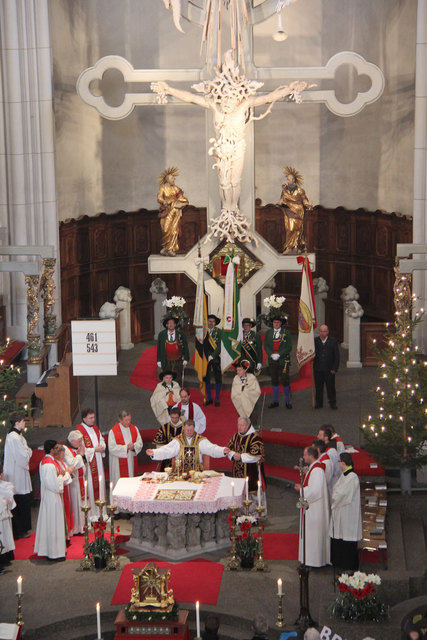 Bischof Manfred Scheuer beim Segen, dahinter Fahnen der Schützen.