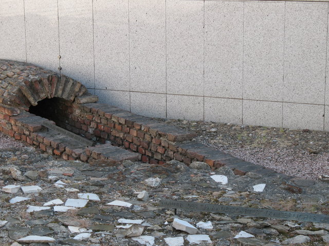 Kanal 19. Jahrhundert (Drainage System) und ein Teil der Mauer des "Paradiesgartl"