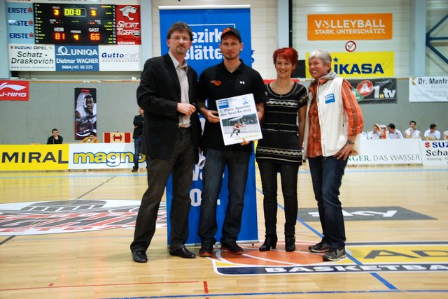 Inlineskaterhockey- Rekordteamspieler Andreas Freiberger (ISV Stegersbach Tigers, 2.v.l.) nahm die Urkunde für den 2. Platz entgegen