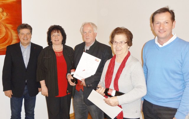 Foto von li, nach re. LR. Ing. Reinhold Entholzer, Bgm. Gabi Dittersdorfer, die Geehrten Ing. Gerold Freudenthaler und Siegliende Humpl,  OPV.  Kurt Pawluk | Foto: SPOÖ Roßleithen