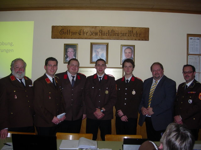 KdtStv. Erwin Dangl, Kdt. Markus Langsteiner und Bürgermeister Gerald Matzinger mit den Beförderten. | Foto: Foto: privat