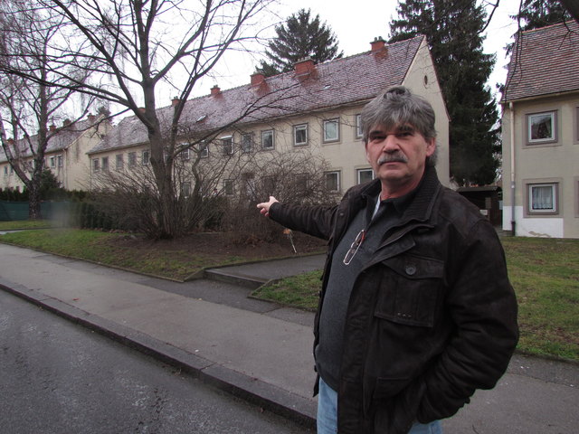 Mieter Jansky vor den schmucken Siedlungshäusern: "Mich können's hier nur im Sarg raustragen"