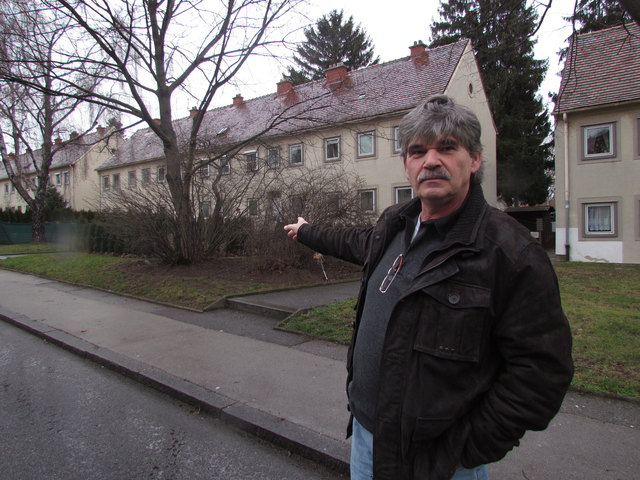 Mieter Jansky vor den schmucken Siedlungshäusern: "Mich können's hier nur im Sarg raustragen" | Foto: Gerhard Krause