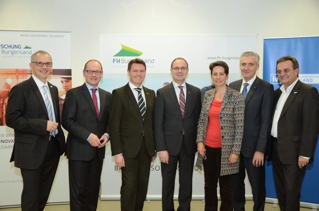 Foto © IV Burgenland: TeilnehmerInnen am Podium mit Moderator Gerald Gross (2. von links); GF der FH Burgenland Mag. Georg Pehm, LAbg. Erich Trummer, Präsident des Bgld. Gemeindevertreterverbandes, LHStv. Mag. Franz Steindl, Dipl.-Ing.in Dr.in MBA Sabine Herlitschka von Infineon Technologies Austria AG, IV Präsident Manfred Gerger und GF der FH Burgenland Mag. Josef Wiesler.