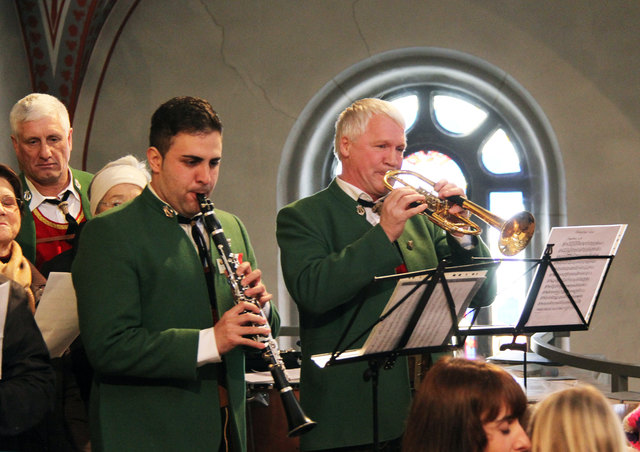 Philipp Wackerle auf der Klarinette und Walter Fartek auf der Trompete intonierten gekonnt die Solis zum Sebastianilied und dem Telfer Segen.