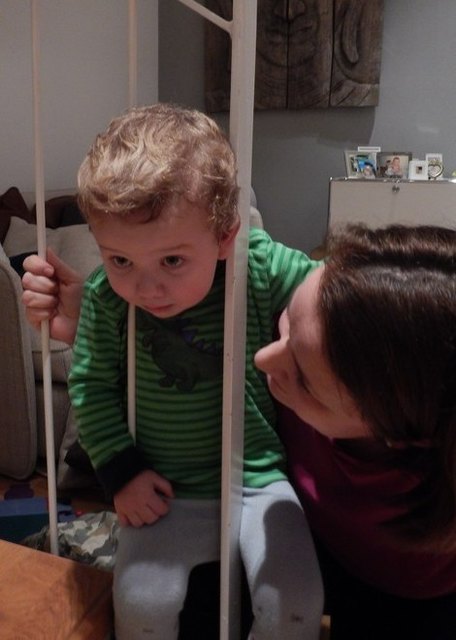 Der zweijährige Bub wird von seiner Mutter beruhigt. | Foto: MA 68