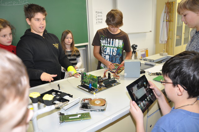 Die Schüler Dominik Gradenegger, Justin Meyer  zeigen, wie ein PC zusammengebaut wird – David Strasser macht davon ein Lernvideo | Foto: KK
