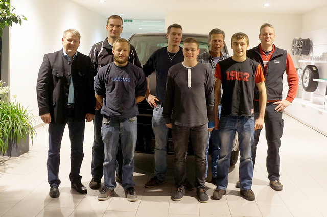 Die drei ausgezeichneten Lehrlinge mit ihren Gesellen: Geschäftsführer Martin Ungericht, Martin Ampferer, Martin Rendl, Hannes Keiler, Michael Hechenblaikner, Johann Weineis, Matthias Schonner und Werkstattleiter Christoph Greiderer (v.l.). | Foto: Gmedia