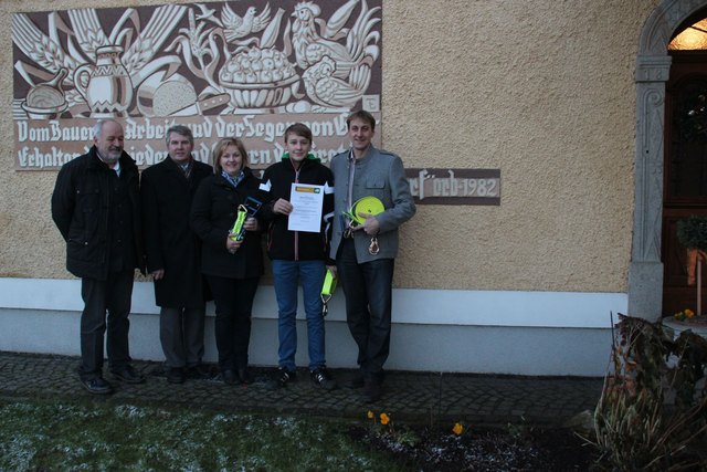 Ing. Summesberger (SVB) bei der Überreichung des 1. Preises an die Fam. Pöcherstorfer in Heiligenberg. Sohn Manuel wird nächstes Jahr die Landw. Fachschule in Waizenkirchen besuchen. Von links: Ing. Summesberger, Dir. Ing. Walter Raab, Fr. Pöcherstorfer, Sohn Manuel und Herr Pöcherstorfer. | Foto: Fachschule Waizenkirchen