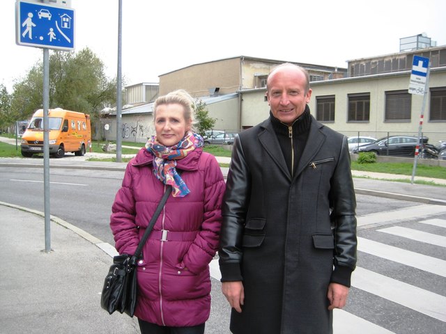 In Sorge um die Kinder wegen einer geplanten Lkw-Zufahrt sind Dorothee Stanglmayr und Alfred Wunderl-Auner.