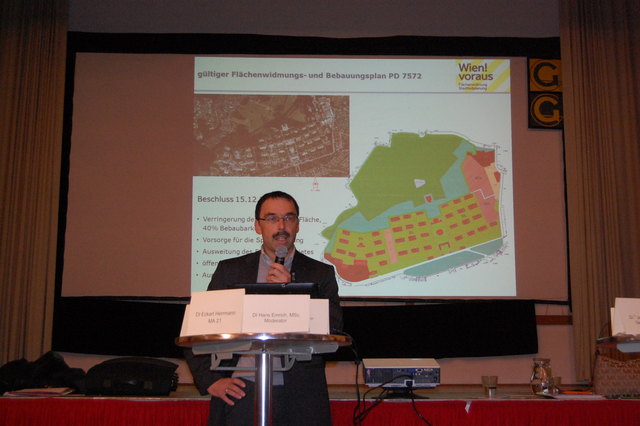 Eckart Hermann (Städtebau) spricht zu den Plänen für die Verbauung.