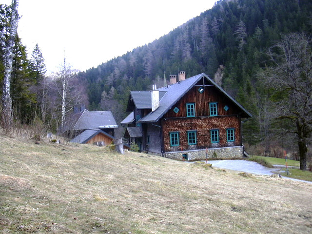 Daran gehts vorbei, am ehemals dem Baron Ennes gehörenden Haus