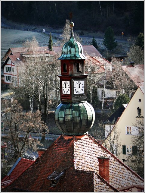 12 Uhr Mittags zeigt dieTurmuhr des Alten Rathauses von Murau,