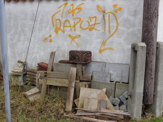 Eine Mischung aus unnützen Dingen 'ziert' die Herrenholzgasse.