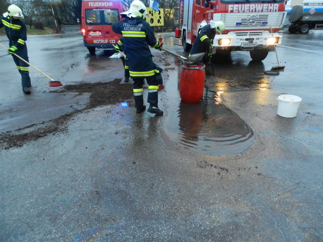 Eineinhalb Stunden dauerte die Beseitigung des Ölaustritts in Aschbach. | Foto: FF Aschbach