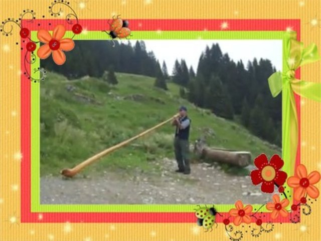 Bergführer Pius Feurstein spielt sein Alphorn