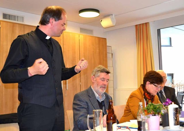 Consiliarius Dekan Scheiring und Sebastianigemeinschafts-Obmann Peter Larcher bedanken sich bei allen Mitwirkenden der Sebastiansprozession