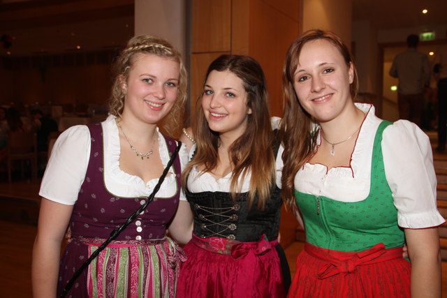 Ein Blickfang im Dirndl waren Stefanie, Lisa und Christine.