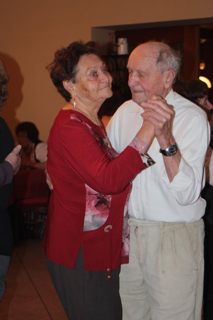 Margarete Hoffmann und Hermann Halper freuen sich über die Gelegenheit zu tanzen.