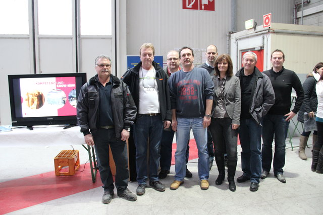 Die Zeit und ihre Zeugen: Der Betriebsrat gratulierte im Jubiläumsjahr 2013 zur 30- und 35-jährigen Betriebszugehörigkeit. | Foto: Glassolutions Eckelt