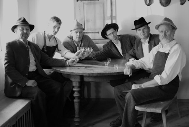 In historischen Kostümen sind die Darsteller der Heimatbühne Kirchdorf ab 20. Februar bei der lustigen Bauernkomödie „Da Kischdorfer Ehestreik“ im Einsatz | Foto: Eva Mistlbacher/Heimatbühne Kirchdorf