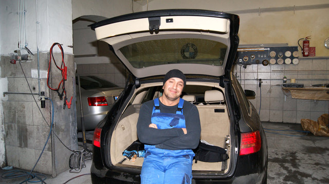 Jack Nuri bei der Arbeit: Er betreibt er seit 2003 die Autospenglerei Nuri in 1160 Wien.