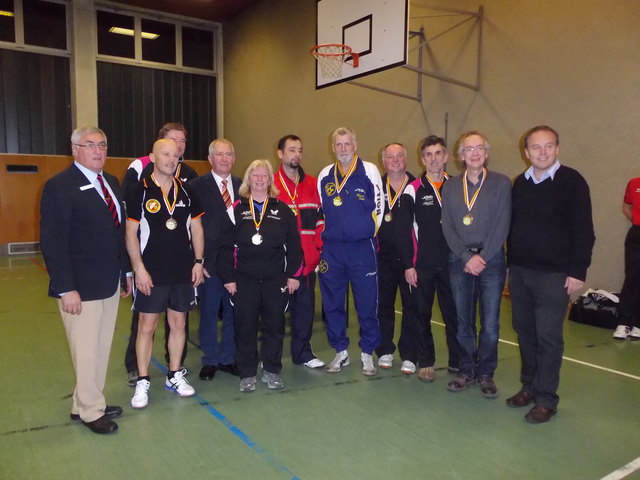 Tischtennisverband-Präsident Karl Waldhauser (re.) mit einigen Medaillengewinnern | Foto: KK