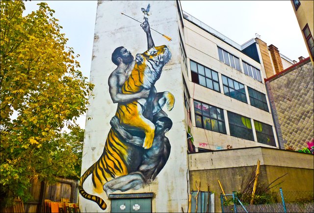 von Hernals! Ein großartiges Graffiti konnten wir einige Zeit bewundern. Leider ist die alte Firma schon eingerüstet. Näheres http://www.rummelhummel.net/