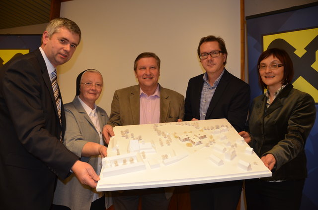Architekt Jörg Stögmüller aus Linz präsentiert das Modell des neuen Pflegeheimes in Baumgartenberg.
Am Foto: Albert Kern, Oberin Michaela Schreiner, Bgm. Erwin Kastner, Architekt Jörg Stögmüller, Astrid Samm vom Kloster | Foto: Privat