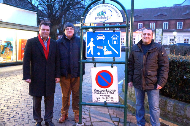 Die Wohnstraße soll bald zur Begegnungszone werden: Bgm. Karl Schlögl, STR Viktor Weinzinger, GR Christian Röhrich.