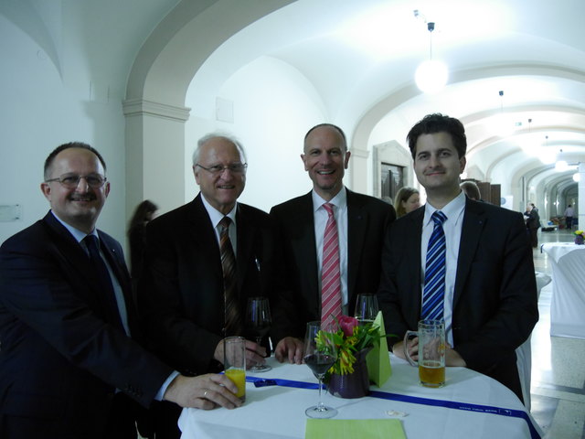 v.l.n.r.: Reinhard Gastl, Hypo Tirol Bank 
Prof. Raimund Margreiter, Präs. Alumn-I-Med 
Mag. Johann Kollreider, Vorstandsdirektor Hypo Tirol Bank, Dr. Markus Gramann, Hypo Tirol Bank