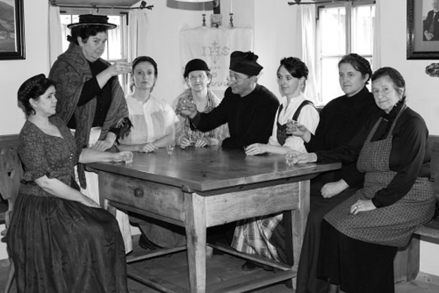 In historischen Kostümen sind die Darsteller der Heimatbühne Kirchdorf ab 20. Februar bei der lustigen Bauernkomödie „Da Kischdorfer Ehestreik“ im Einsatz | Foto: Eva Mistlbacher/Heimatbühne Kirchdorf